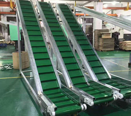 带隔板皮带爬坡输送机