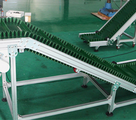 裙边皮带爬坡输送线