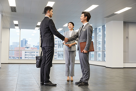 摄图网_501700024_房产销售与客户握手洽谈（非企业商用）.jpg